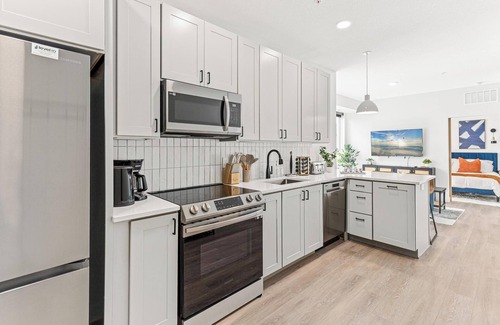 Regina Condo | 1BD King Retreat w Gym, Wi-Fi, Office & Mins to DT