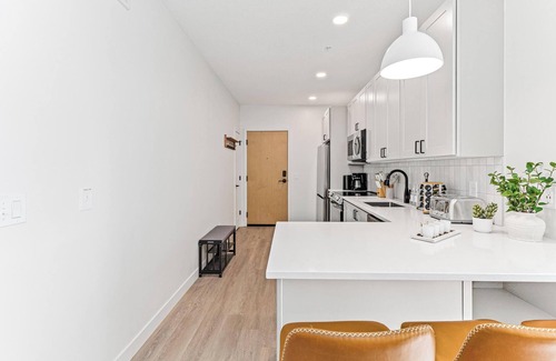 Regina Condo | 1BD King Retreat w Gym, Wi-Fi, Office & Mins to DT