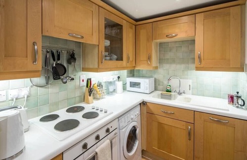 Castle Baynard Apartment | 1BD Modern City Oasis: Near London Attractions