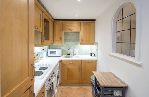 Castle Baynard Apartment | 1BD Modern City Oasis: Near London Attractions