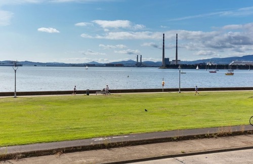 Dublin Apartment | 1BD Readers Retreat in Clontarf, <10mins to Sea