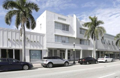 North Beach Apartment | 1Bedroom Collins 2 Blocks to Ocean with Free Street Parking