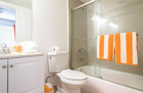 North Beach Apartment | 1Bedroom Collins 2 Blocks to Ocean with Free Street Parking