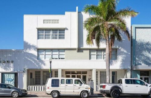 North Beach Apartment | 1Bedroom Collins 2 Blocks to Ocean with Free Street Parking