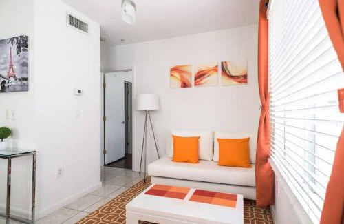 North Beach Apartment | 1Bedroom Collins 2 Blocks to Ocean with Free Street Parking