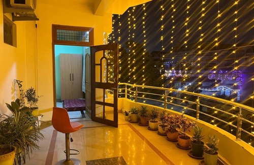 Varanasi Apartment | 1BHK luxurious apartment with AC in Varanasi - Perfect for a getaway