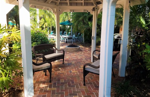 Siesta Key Condo | 1Br/1B Pineapple Palm #2D (2nd Floor): Siesta Key Inn