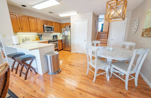 East End House | 1BR/1BA Dog-Friendly Townhome, Near State Park