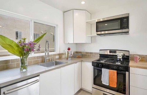 Downtown Los Angeles Apartment | 1BR 1Ba OASIS - DTLA/USC, Garage, Yard, Balcony