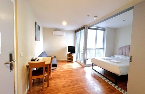 Carlton South Apartment | 1BR Apartment for 3 | Queen Bed + Sofa | Central Melbourne