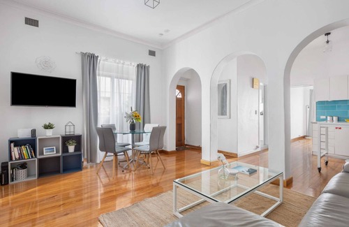 Bondi Beach Apartment | 1BR Apartment with Private Entrance at Bondi Beach