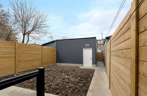 Seaton Village Apartment | 1BR Basement Lounge near UofT, Casa Loma, and Gardiner Museum