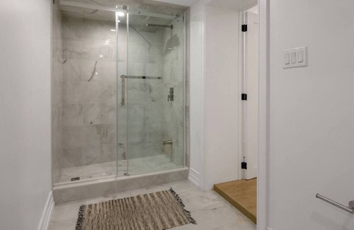 Seaton Village Apartment | 1BR Basement Lounge near UofT, Casa Loma, and Gardiner Museum