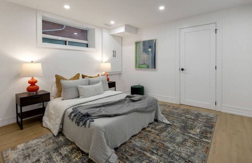 Seaton Village Apartment | 1BR Basement Lounge near UofT, Casa Loma, and Gardiner Museum