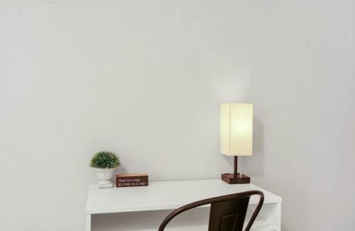 Hyde Park Apartment | 1BR Bright and Airy Apt in Hyde Park - Hyde Park 109 and 209 rep