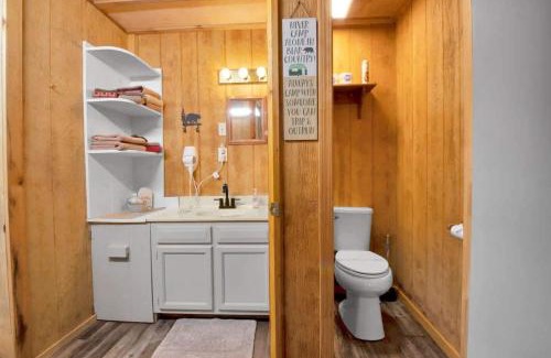 Gatlinburg - Pigeon Forge Other | 1BR Cabin in the Smokies Close to Gatlinburg