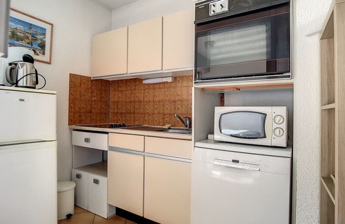 Carnon-Plage Apartment | 1BR Cabine with Parking, Washer, Dishwasher, TV