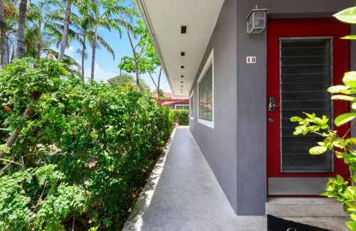 Downtown Hollywood Apartment | 1BR Condo w Parking Pet Friendly BBQ Area
