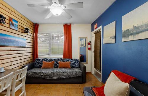 Downtown Hollywood Apartment | 1BR Condo w Parking Pet Friendly BBQ Area