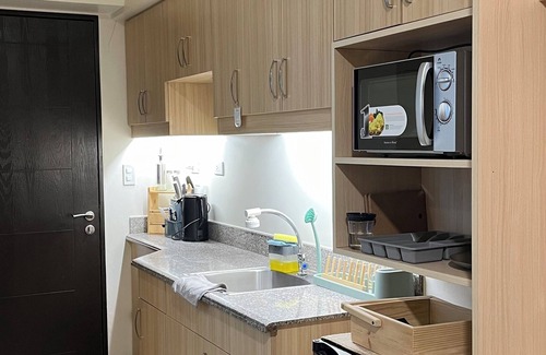 Paranaque Condo | 1BR Cozy Resort Condo Like 15 mins away to NAIA w Free Parking, WiFi, Balcony,