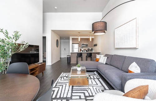 West Bellevue Apartment | 1BR + Den | Gym, Rooftop | Bellevue | Sophari C