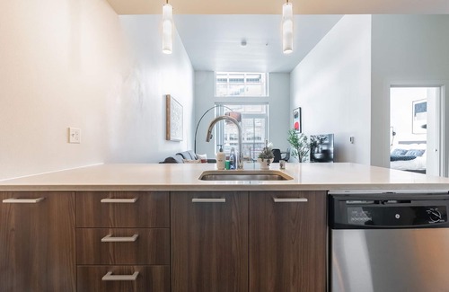 West Bellevue Apartment | 1BR + Den | Gym, Rooftop | Bellevue | Sophari C