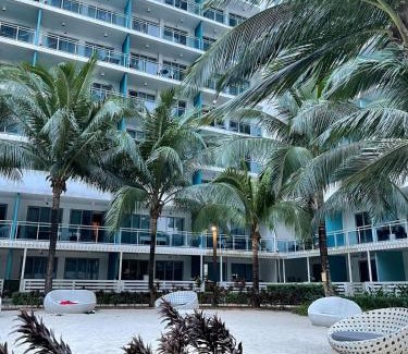 Luzon Apartment | 1BR GF - Beach pool, Netflix, PS4 , Wifi
