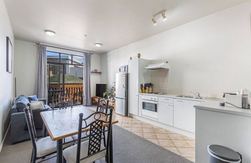 Grey Lynn Apartment | 1BR Grey Lynn Haven+Parking, Balcony Zodiak Stays