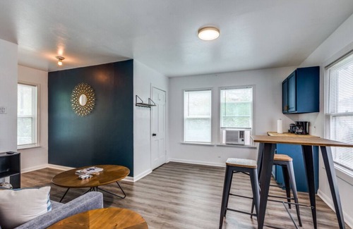 Woodlawn Lake Apartment | 1BR Guesthouse 2 Queen Beds – Peaceful Stay Near Downtown & San Antonio Hotspots