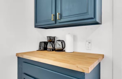 Woodlawn Lake Apartment | 1BR Guesthouse 2 Queen Beds – Peaceful Stay Near Downtown & San Antonio Hotspots