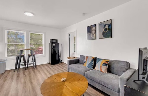 Woodlawn Lake Apartment | 1BR Guesthouse 2 Queen Beds – Peaceful Stay Near Downtown & San Antonio Hotspots