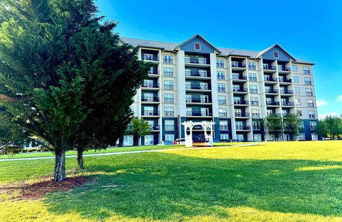 Pigeon Forge Condo | 1BR King Condo w/Twin & Balcony, Off Pkwy w/Peaceful Setting, Indoor Pool & Free Show Tickets