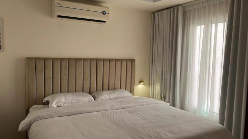 Al Ulaya Apartment | 1BR, Living Room, Olaya