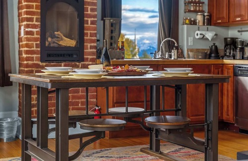Leadville Condo | 1BR Loft, 14 ft ceilings, private sauna, in town