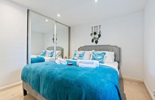 Haggerston Apartment | 1BR Loft Apartment - LIVERPOOL STREET Sleeps 6 - The Simpsons Themed