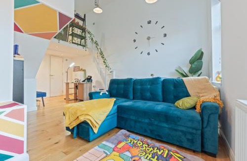 Haggerston Apartment | 1BR Loft Apartment - LIVERPOOL STREET Sleeps 6 - The Simpsons Themed