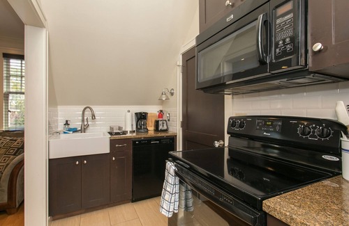 Midtown Apartment | 1BR Midtown Carriage House