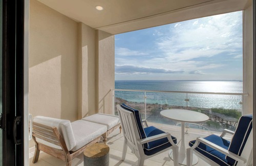 La Paz Apartment | 1BR Ocean View & Private Balcony at Vistamar