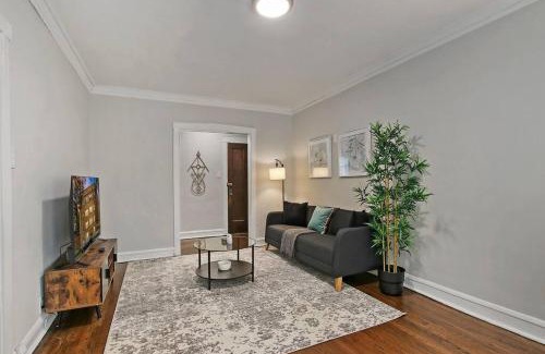 Ravenswood Manor Apartment | 1BR Serene and Cozy Chicago Apartment - Manor 2