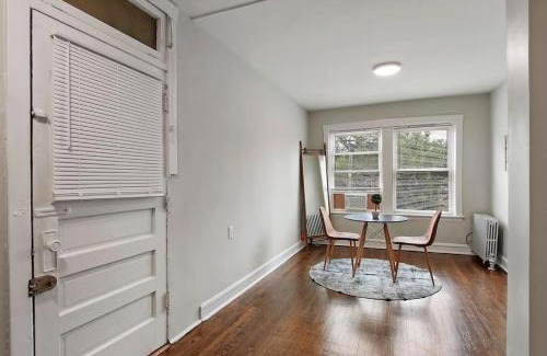 Ravenswood Manor Apartment | 1BR Serene and Cozy Chicago Apartment - Manor 2