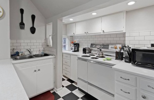 Cliff - Cannon Apartment | 1BR Upstairs / Pets OK / Hot tub!