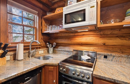 Estes Park Condo | 1BR W/Pvt deck,jet tub,fireplace
