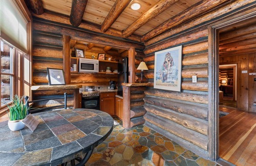 Estes Park Condo | 1BR W/Pvt deck,jet tub,fireplace