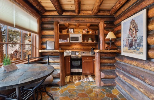 Estes Park Condo | 1BR W/Pvt deck,jet tub,fireplace