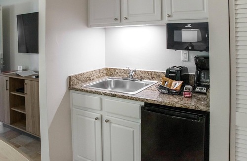 Kissimmee Condo | 1BR w/WiFi, Lake Access, Resort Pool, Only 3 Miles From Disney!