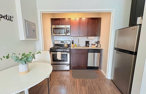 Hyde Park Apartment | 1BR with Spacious Feel & Comfort