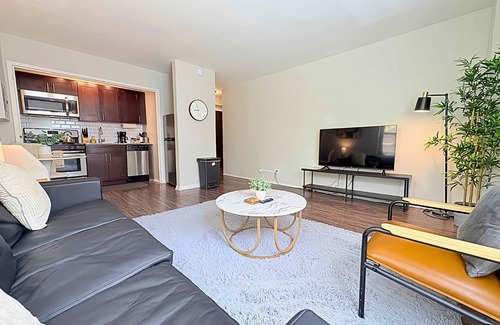 Hyde Park Apartment | 1BR with Spacious Feel & Comfort