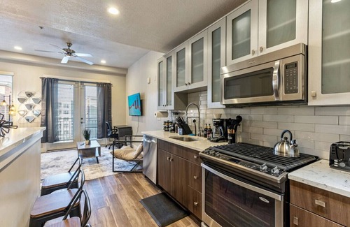 Downtown Salt Lake City Apartment | 1min Delta |Pool & Hot tub |King Bed |Gym |Parking