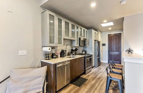 Downtown Salt Lake City Apartment | 1min Delta |Pool & Hot tub |King Bed |Gym |Parking