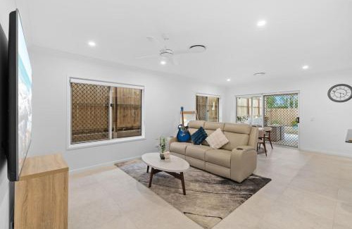 Bridgeman Downs House | 1mins to Mall Brandnew 4Beds cozy home with Ducted AC